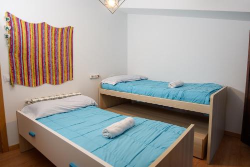 2 twin beds