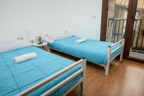 2 twin beds