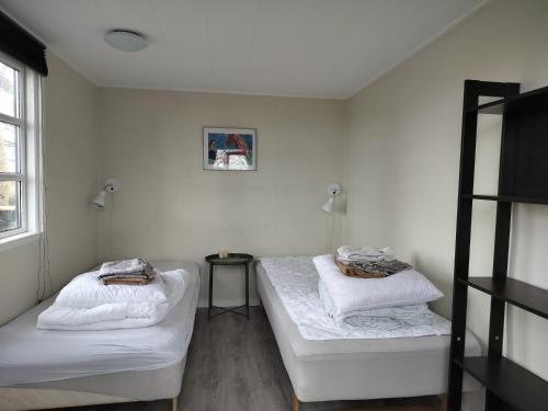 2 twin beds