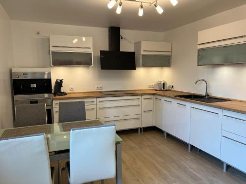 Cocina, Charmante Doppelhaushälfte mit geräumiger Wohnung und Sonnenterrasse in Wiehl (Charmante Doppelhaushalfte mit geraumiger Wohnung und Sonnenterrasse in Wiehl) in Wiehl