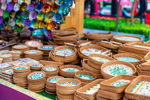 Shops, Courtyard by Marriott Phuket, Patong Beach Resort in Phuket