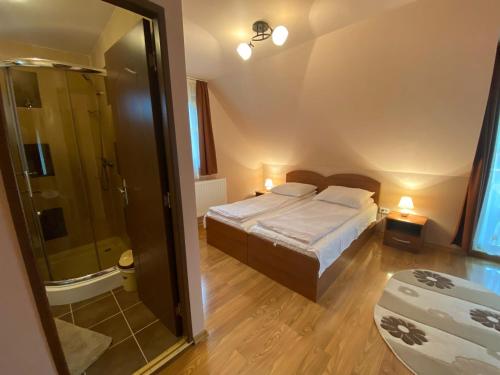 Gyopár Panzió & Kulcsoház (Gyopar Panzio & Kulcsohaz) in Marosfő