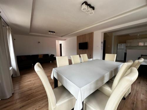 Közös társalgó / TV, Gyopár Panzió & Kulcsoház (Gyopar Panzio & Kulcsohaz) in Marosfő