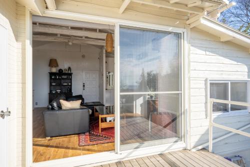 발코니/테라스, ペット可 撮影商用利用可 The Cabin Ashina 富士山と海を望むヴィンテージ平屋一棟貸し南葉山 (ペット可 撮影商用利用可 The Cabin Ashina 富士山と海を望むヴィンテージ平屋一棟貸し南葉山) in 다테이시 공원