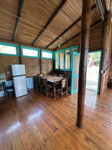 Eco-Bamboo Cottages in 圖里亞爾瓦