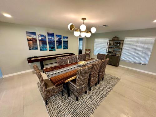 Blue Heron House, Private 4 BR Waterfront w Heated Pool and Fire Pit in Ruskin (FL)