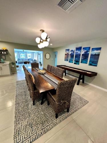 Blue Heron House, Private 4 BR Waterfront w Heated Pool and Fire Pit in Ruskin (FL)