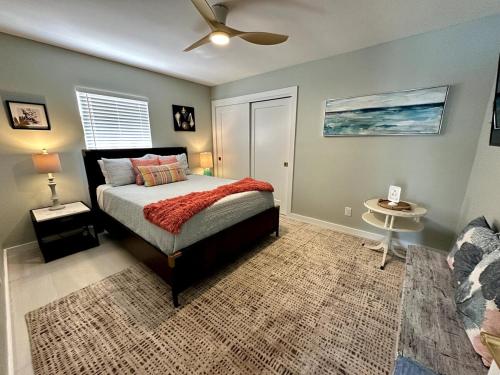 Blue Heron House, Private 4 BR Waterfront w Heated Pool and Fire Pit in Ruskin (FL)