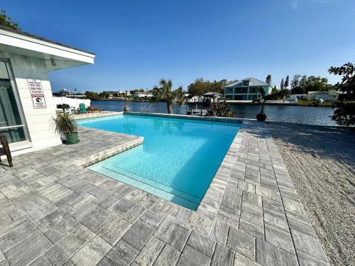 Blue Heron House, Private 4 BR Waterfront w Heated Pool and Fire Pit in Ruskin (FL)