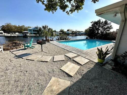 Blue Heron House, Private 4 BR Waterfront w Heated Pool and Fire Pit in Ruskin (FL)