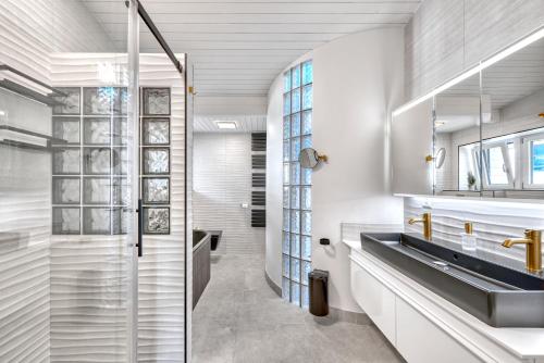 Fürdőszoba, Rigi Paradise in Vitznau, Lake access, Ferry Terminal, Rigibahn, Restaurants all 2 minutes walking d in Vitznau