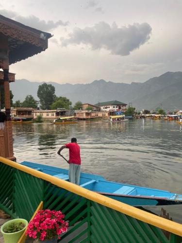 Hotel sea face – Srinagar, PA