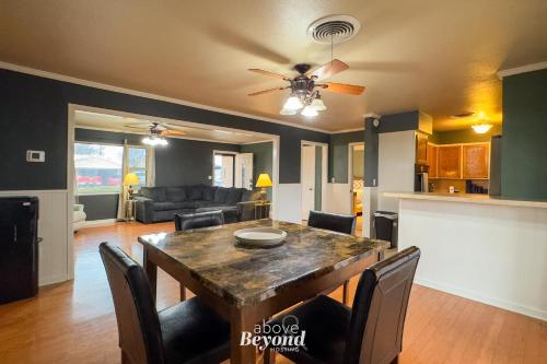 The Spacious Avocado in เบิร์คเบอร์เนทท์ (ทีเอ็กซ์)