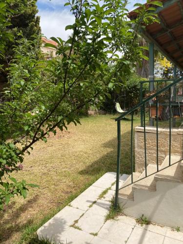 דירת גן מרווחת במיקום מעולה עם נטפליקס חינמי in East Mountainside