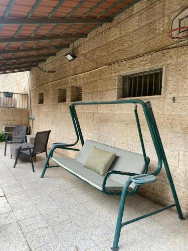 דירת גן מרווחת במיקום מעולה עם נטפליקס חינמי in East Mountainside