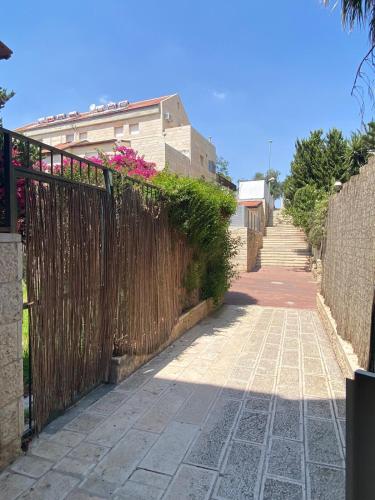 דירת גן מרווחת במיקום מעולה עם נטפליקס חינמי in Keleti Hegyoldal