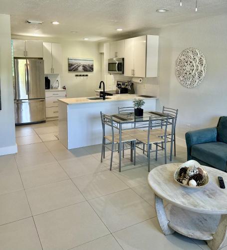 Close to everything! Perfect basecamp for WPB, West Palm Beach