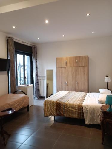 1 king bed, 1 twin bed