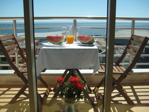 Haven in Lisbon - Exquisite Top Floor with 7 meters Balcony to the Largest Riverfront in Lisbon, Lisbon (photo 4)