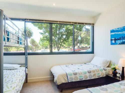 Waterfront (Yarra St) by Gold Star Stays