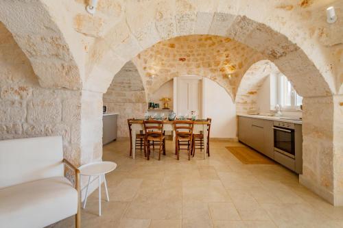 Trullo in central Valle d'Itria with pool