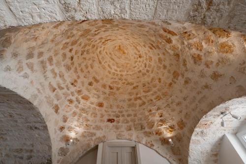 Trullo in central Valle d'Itria with pool