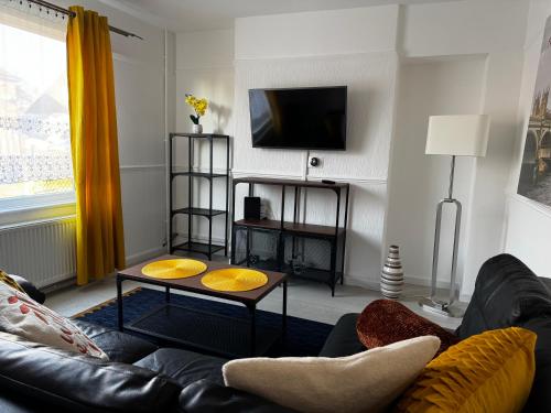 Peaceful & Convenient For business Trip & Families holiday & working proffesional-long term deals available , M1 J25-10Min , WI-Fi 500Mb , Netflix , Secure Huge Private garden with 6 cars parking space , Fully equiped kitchen , Few local shops near by, Ноттингем