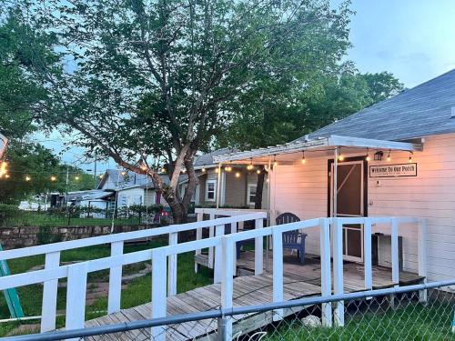 Large fenced yard near town square with Starlink