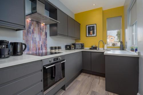 ห้องครัว, บ้านเดี่ยว 3 ห้องนอน 2 ห้องน้ำส่วนตัว ขนาด 90 ตร.ม. – วูดเฮาส์ (Flexi Cancellations★Open for guests✔Walk toshops✔) in วูดเฮาส์