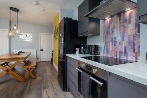 ห้องครัว, บ้านเดี่ยว 3 ห้องนอน 2 ห้องน้ำส่วนตัว ขนาด 90 ตร.ม. – วูดเฮาส์ (Flexi Cancellations★Open for guests✔Walk toshops✔) in วูดเฮาส์