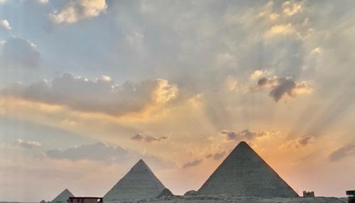 Diamond pyramids view apartment, Kairo