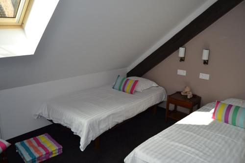 1 queen bed, 2 twin beds