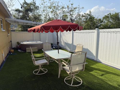 Cozy holiday Home near all things Tampa Bay! in Thonotosassa