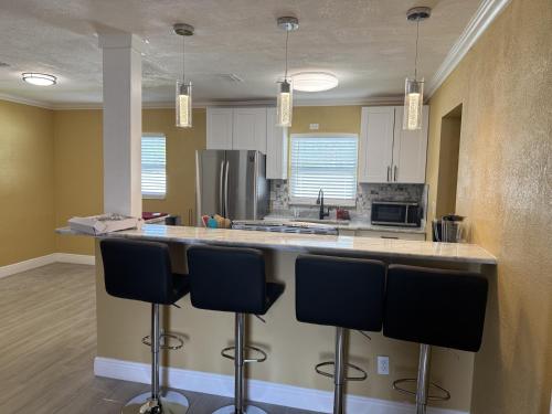Cozy holiday Home near all things Tampa Bay! in Thonotosassa