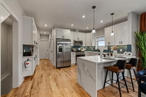 2br 3ba 2King bd 3 Car Parking Bonus area with Queen Bed in Harrison (NJ)