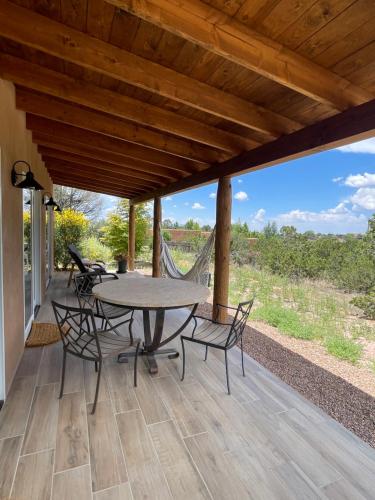NM Farmhouse 30 Portale Sunsets Design Oasis in Santa Fe, USA