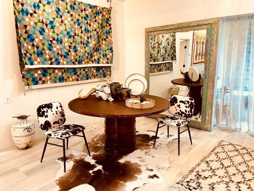 NM Farmhouse Sanctuary with soaking rm 1 acre private in Santa Fe, USA