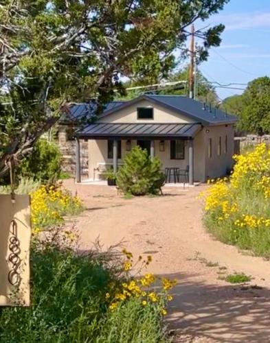 NM Farmhouse Sanctuary with soaking rm 1 acre private in Santa Fe, USA