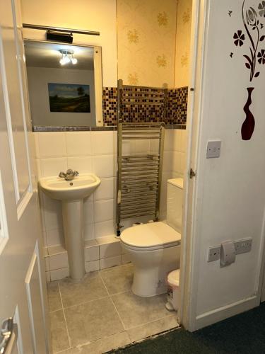 London 2 double bedrooms 2 Bathrooms Holiday Home - Parking SKYSPORTS, NETFLIX - 2 - 3 minutes walk to the Train station - 19min to London Liverpool Street fast Internet GROUND FLOOR 100s of shops restaurants bakeries 24-hour ASDA superstore, Major hospi, Londýn (fotografie 10)