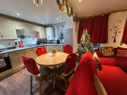 London 2 double bedrooms 2 Bathrooms Holiday Home - Parking SKYSPORTS, NETFLIX - 2 - 3 minutes walk to the Train station - 19min to London Liverpool Street fast Internet GROUND FLOOR 100s of shops restaurants bakeries 24-hour ASDA superstore, Major hospi, Londýn (fotografie 4)