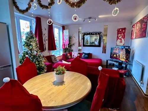 London 2 Bed 2 Bath Apartment Holiday Home - Free Parking - 3min walk to the Train station - 19min to London Liverpool Street 5min to Victoria Line 1GB Broadband super fast Internet GROUND FLOOR 100s of shops restaurants bakeries 24-hour ASDA superstore