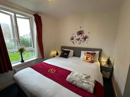 London 2 double bedrooms 2 Bathrooms Holiday Home - Parking SKYSPORTS, NETFLIX - 2 - 3 minutes walk to the Train station - 19min to London Liverpool Street fast Internet GROUND FLOOR 100s of shops restaurants bakeries 24-hour ASDA superstore, Major hospi, Londýn (fotografie 7)