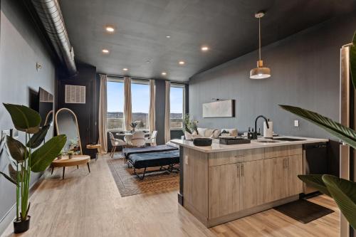 Cozy 1 King BR, Gym, Free Parking, 8mins Train