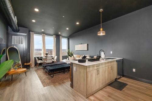 Cozy 1 King BR, Gym, Free Parking, 8mins Train