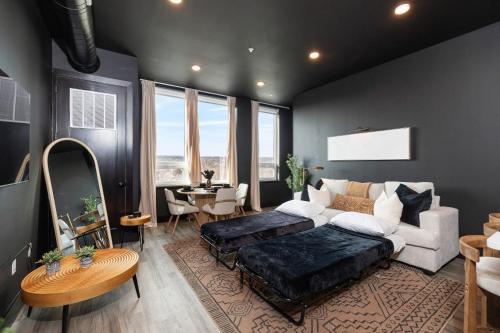 Cozy 1 King BR, Gym, Free Parking, 8mins Train