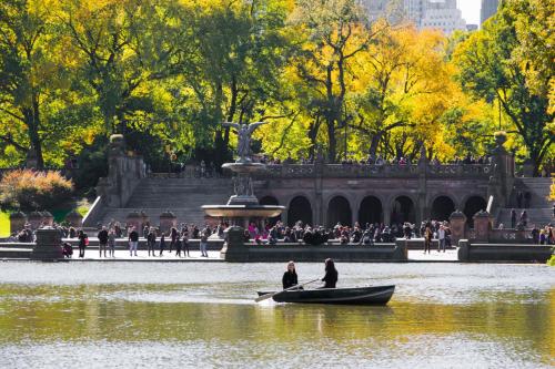 Cozy 1 King BR, Gym, Free Parking, 8mins Train