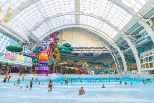 Cozy 1 King BR, Gym, Free Parking, 8mins Train