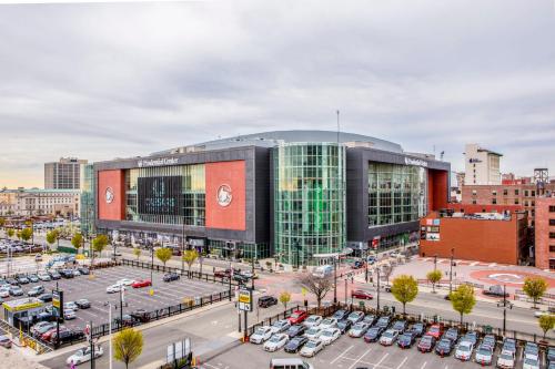 Cozy 1 King BR, Gym, Free Parking, 8mins Train