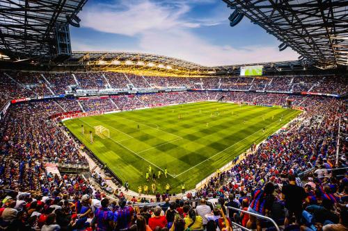 Cozy 1 King BR, Gym, Free Parking, 8mins Train