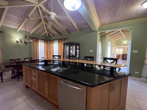 Luxury Spacious Villa with Aircon and Pool Table in Woodlands